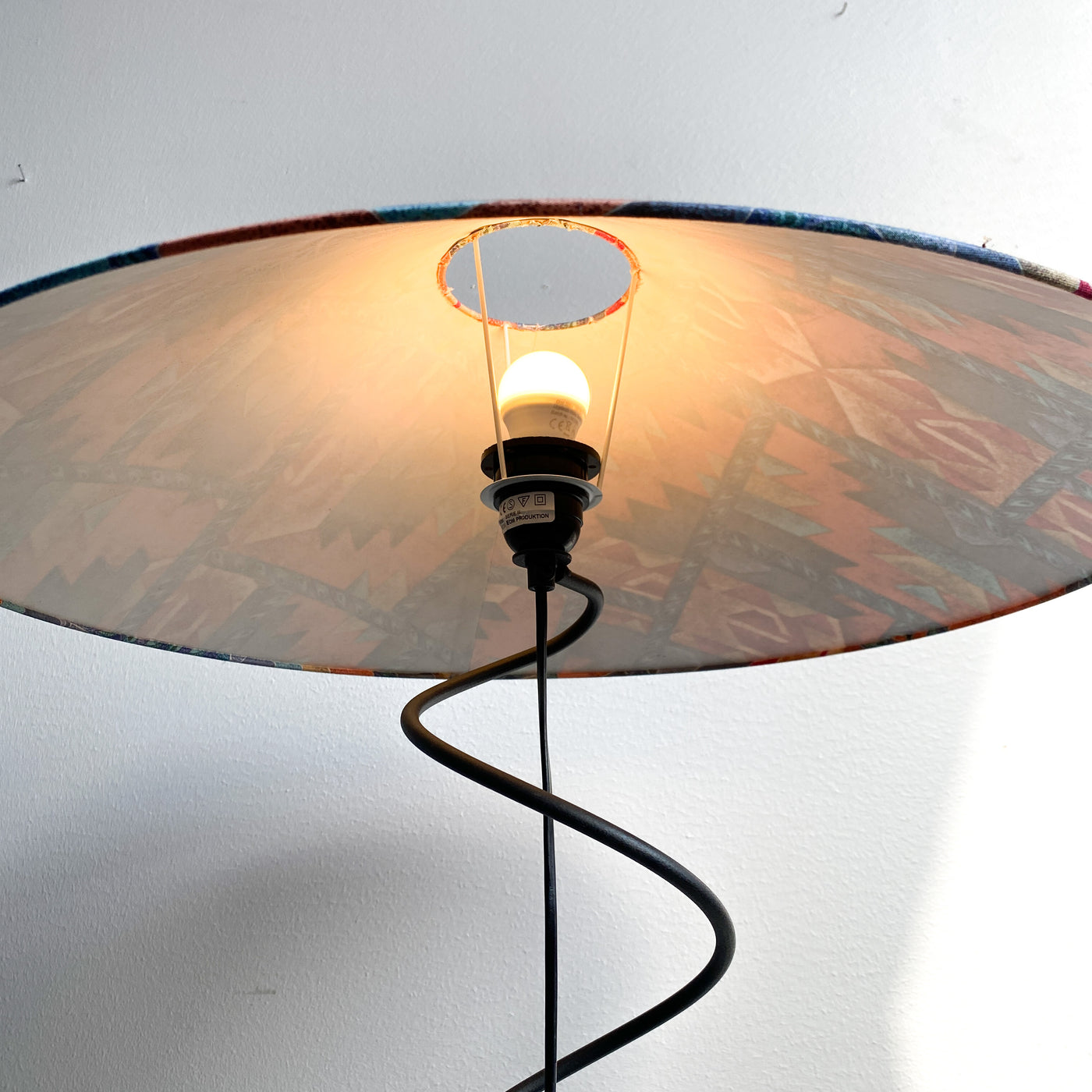 Golvlampa i svart metall