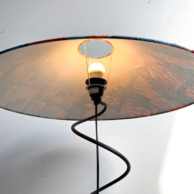 Golvlampa i svart metall