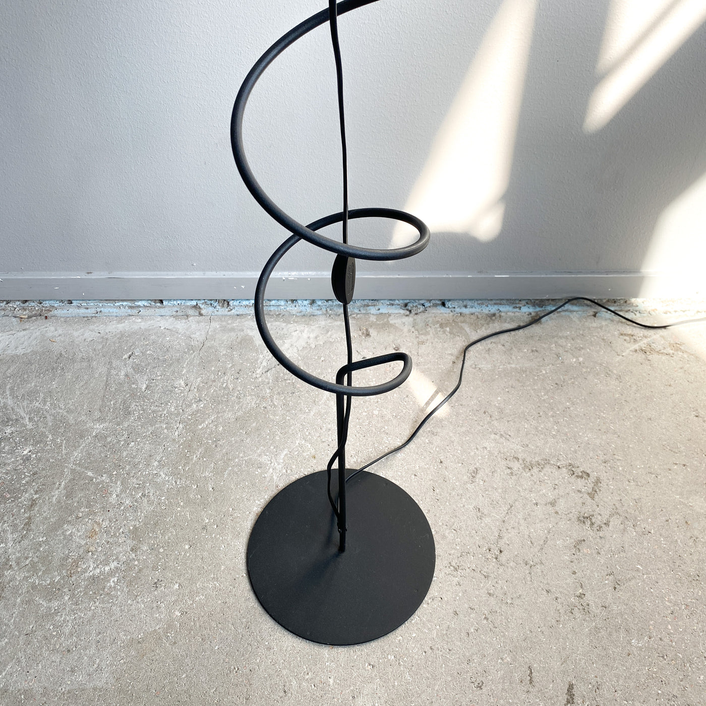 Golvlampa i svart metall