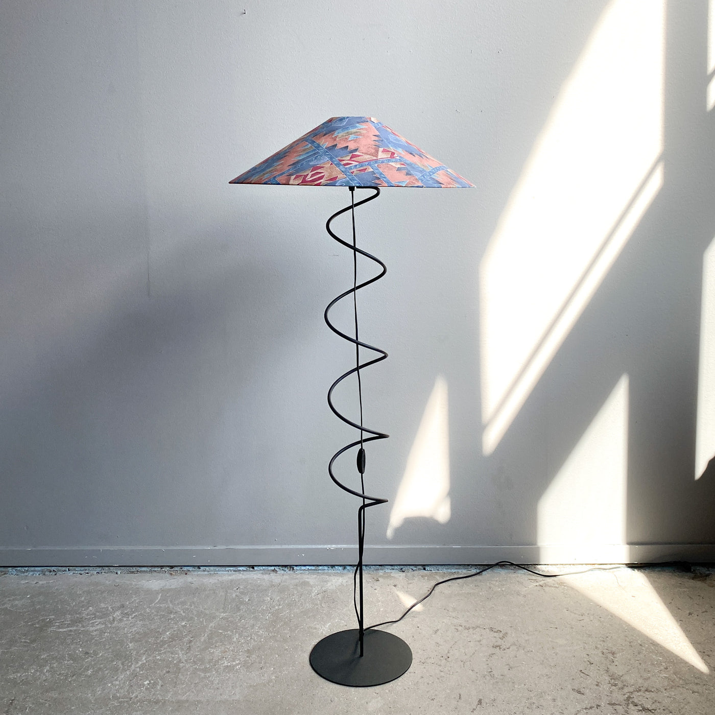Golvlampa i svart metall