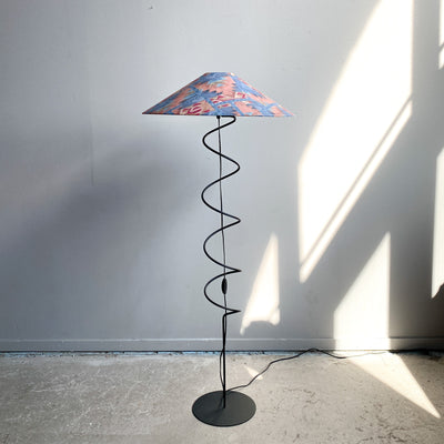 Golvlampa i svart metall