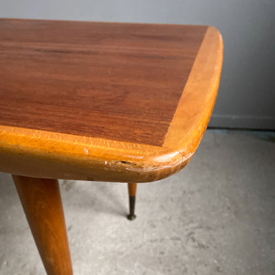 Soffbord i teak med mässingsfötter
