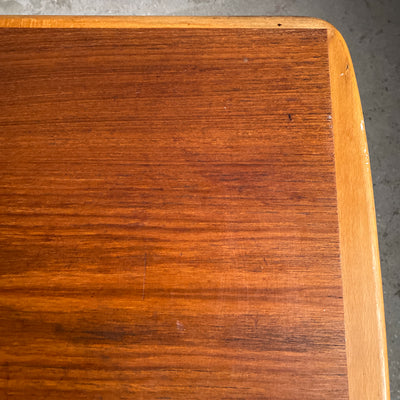 Soffbord i teak med mässingsfötter