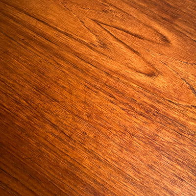 Soffbord i teak med mässingsfötter