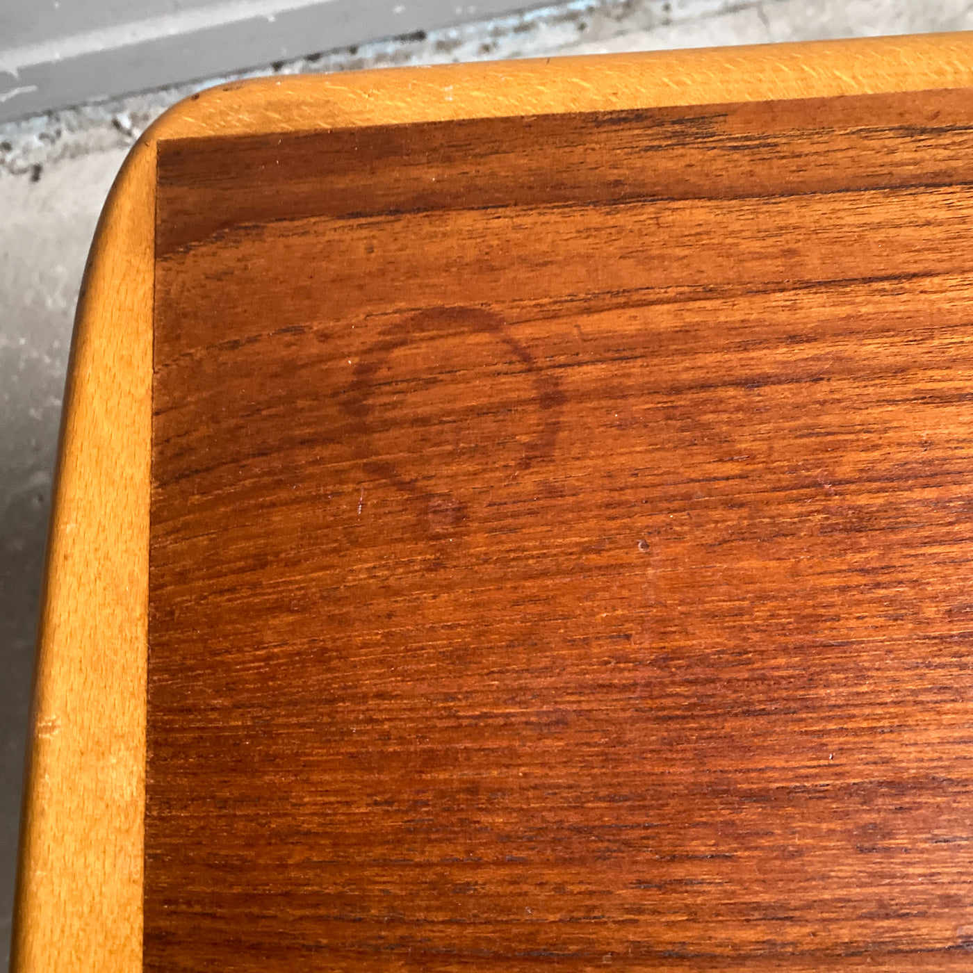Soffbord i teak med mässingsfötter