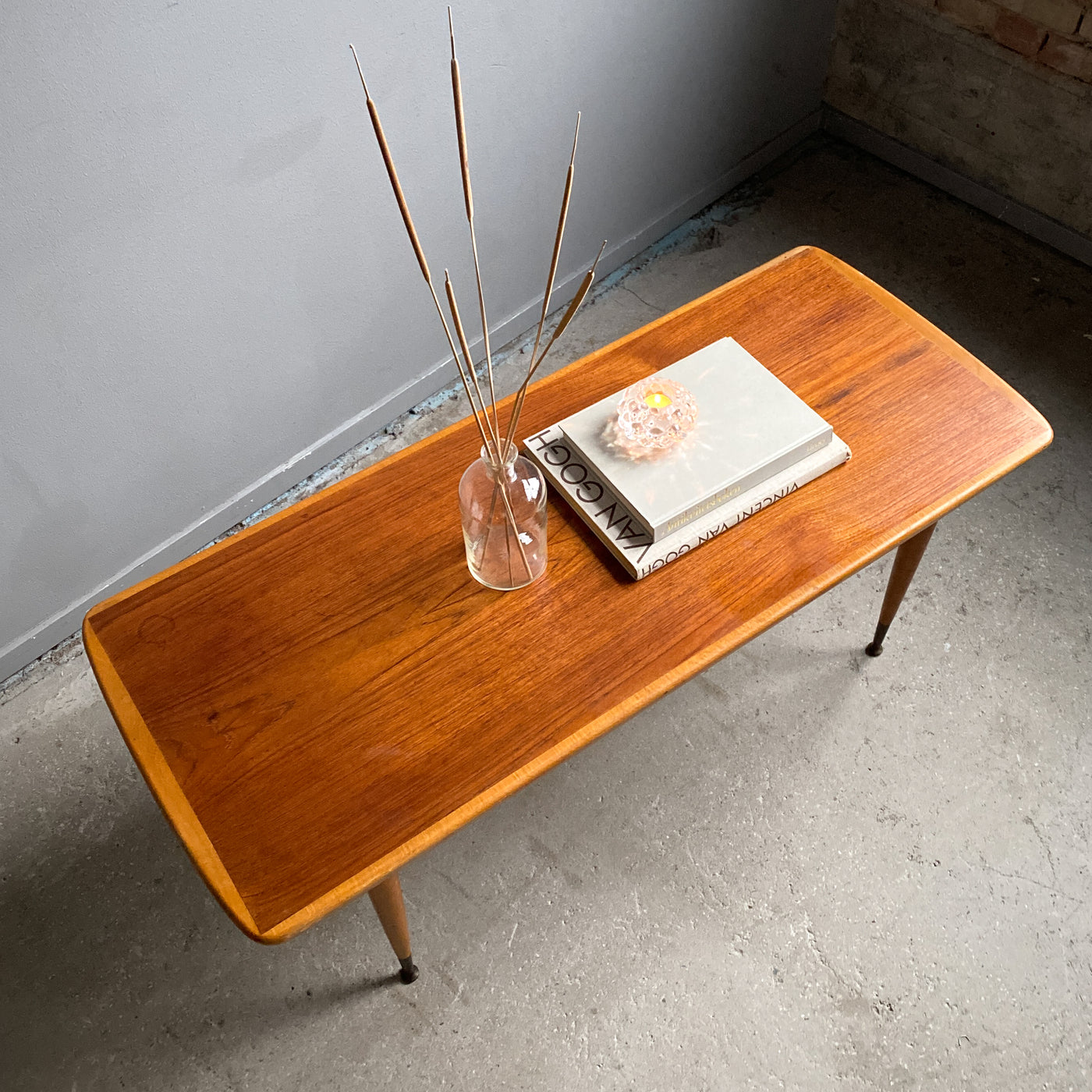 Soffbord i teak med mässingsfötter