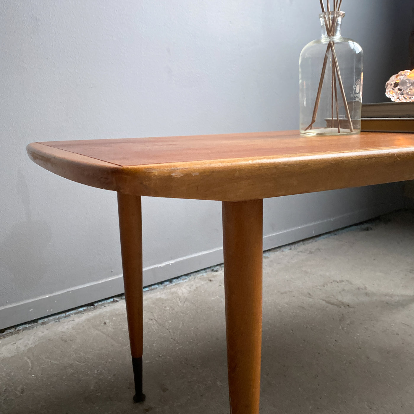 Soffbord i teak med mässingsfötter