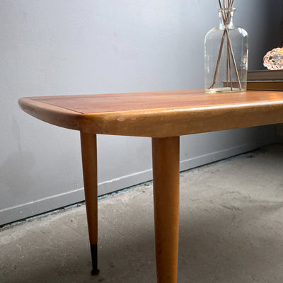Soffbord i teak med mässingsfötter