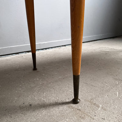 Soffbord i teak med mässingsfötter