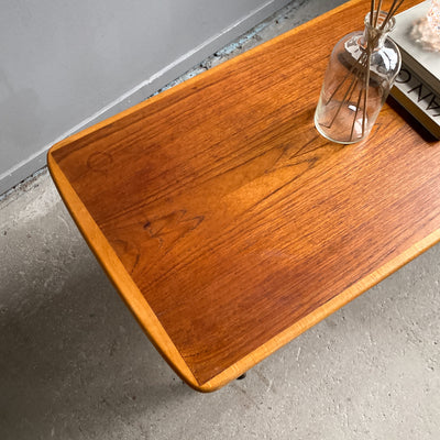 Soffbord i teak med mässingsfötter