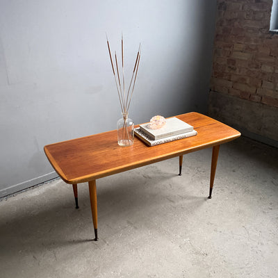 Soffbord i teak med mässingsfötter