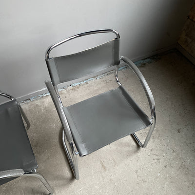 Stol i krom och grått skinn
