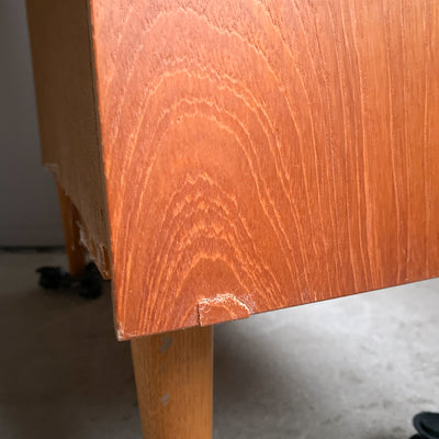 Teakhylla med detaljer i ek