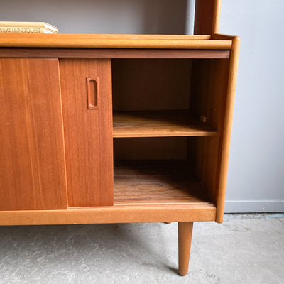 Teakhylla med detaljer i ek