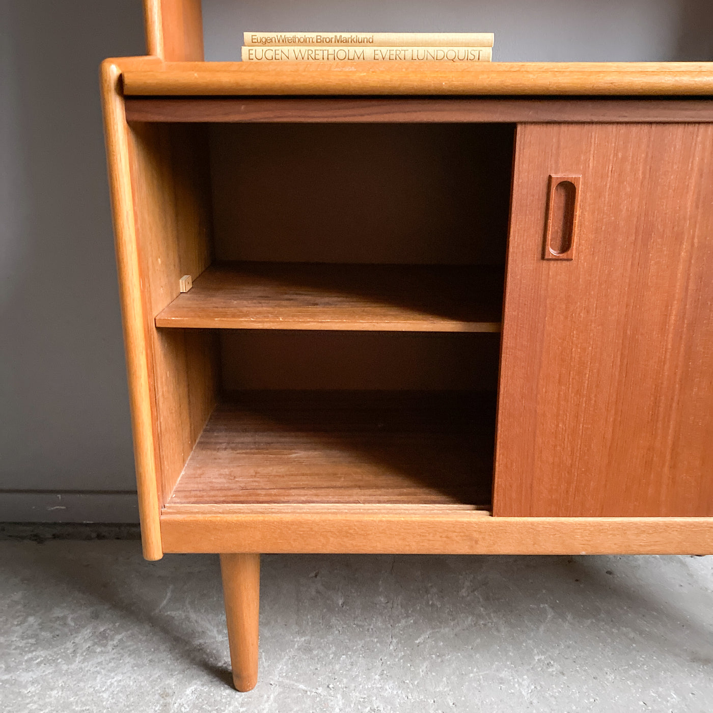 Teakhylla med detaljer i ek
