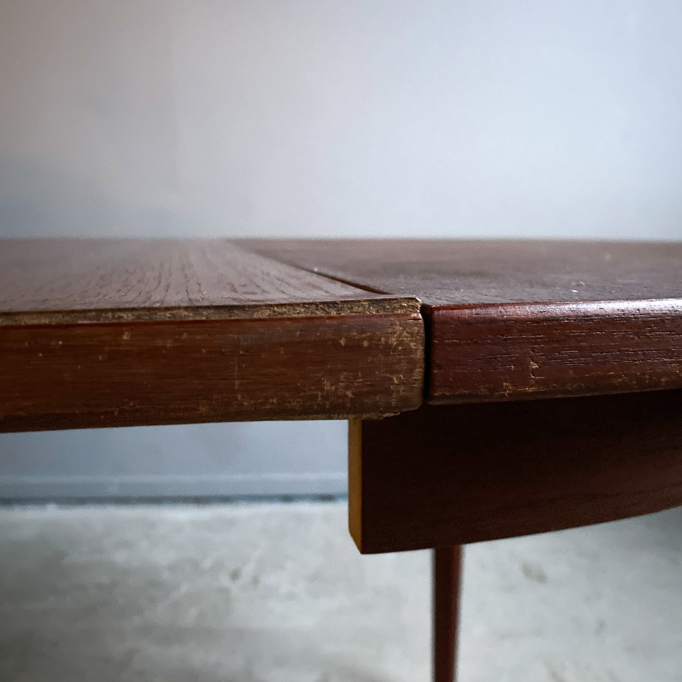 Runt matbord i mörk teak med 2 iläggsskivor
