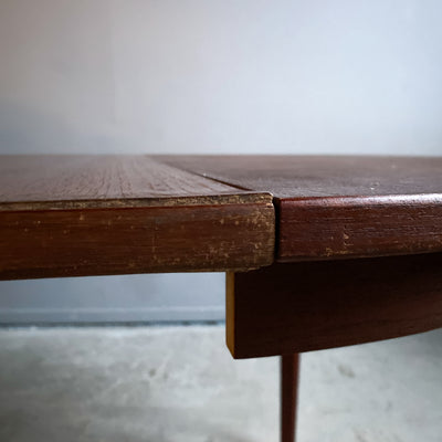 Runt matbord i mörk teak med 2 iläggsskivor