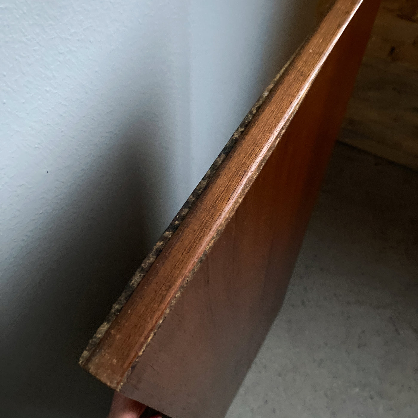 Runt matbord i mörk teak med 2 iläggsskivor