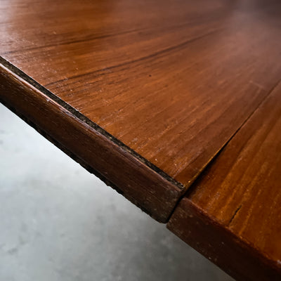 Runt matbord i mörk teak med 2 iläggsskivor