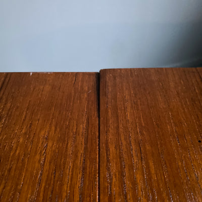 Runt matbord i mörk teak med 2 iläggsskivor