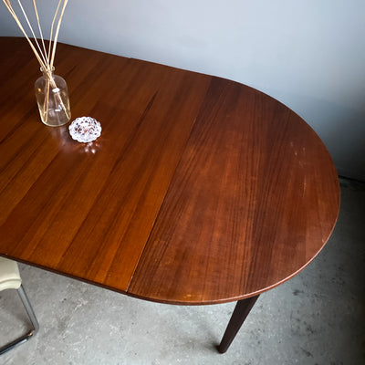 Runt matbord i mörk teak med 2 iläggsskivor
