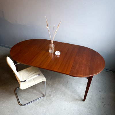 Runt matbord i mörk teak med 2 iläggsskivor