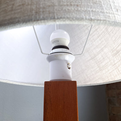 Bordslampa i teak - Tranås Stilarmatur