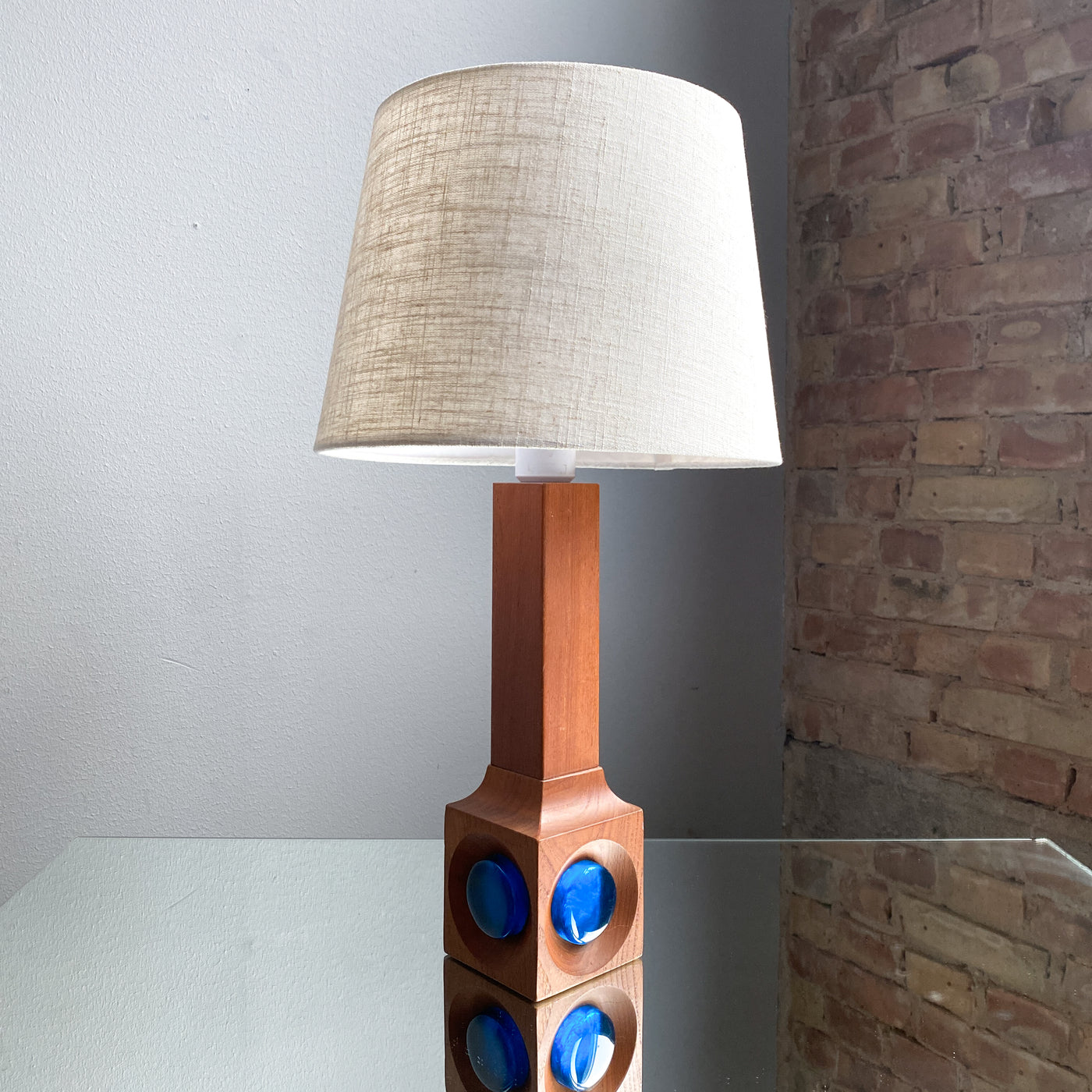 Bordslampa i teak - Tranås Stilarmatur