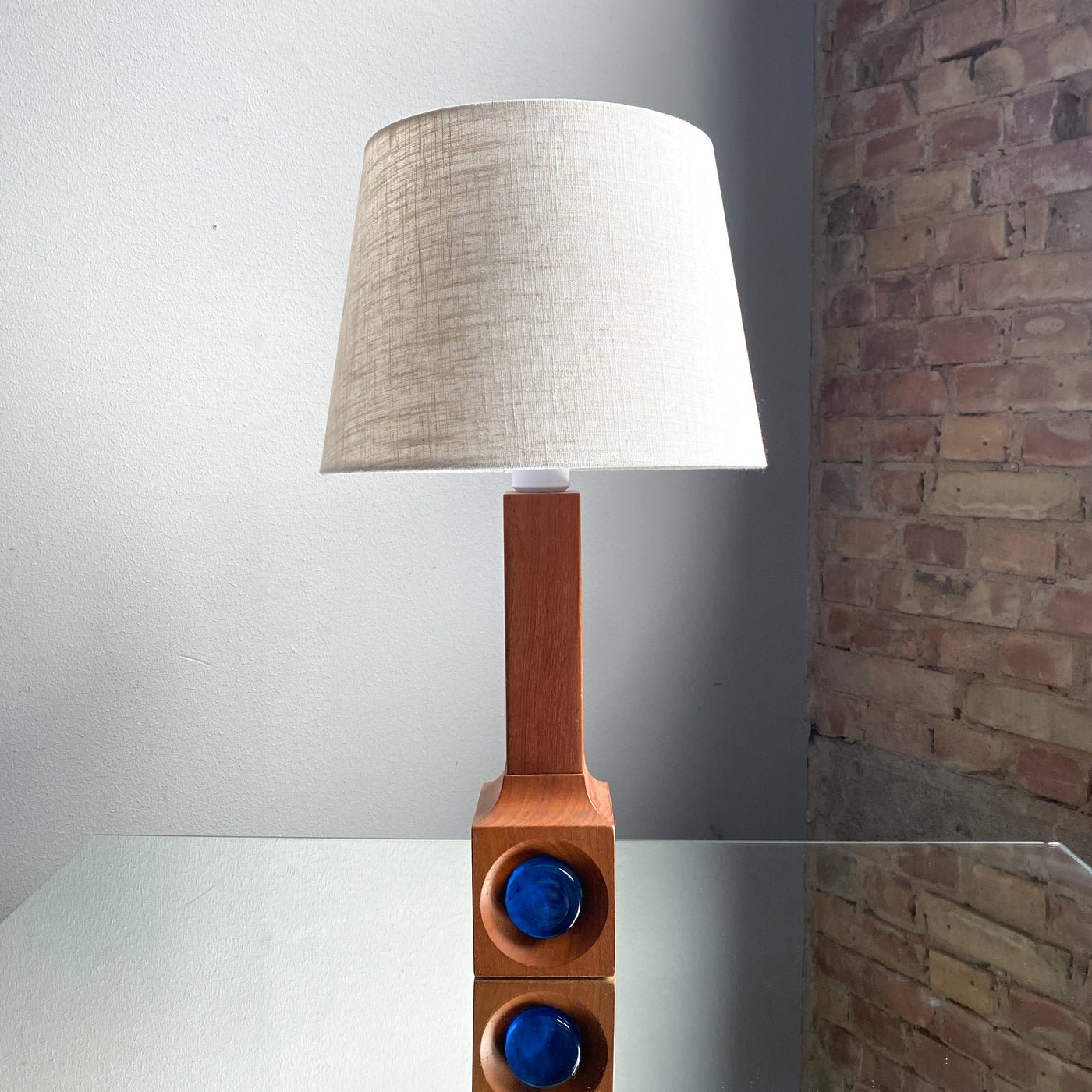 Bordslampa i teak - Tranås Stilarmatur