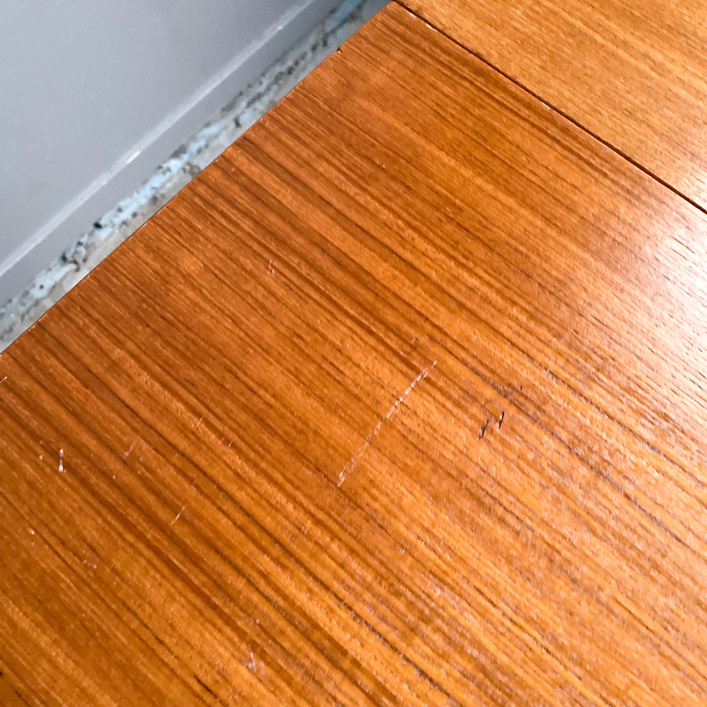 Runt matbord i teak med en iläggsskiva