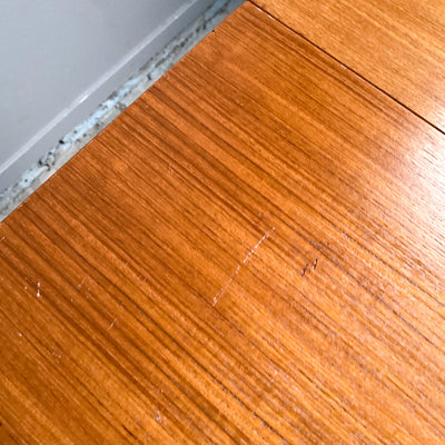 Runt matbord i teak med en iläggsskiva