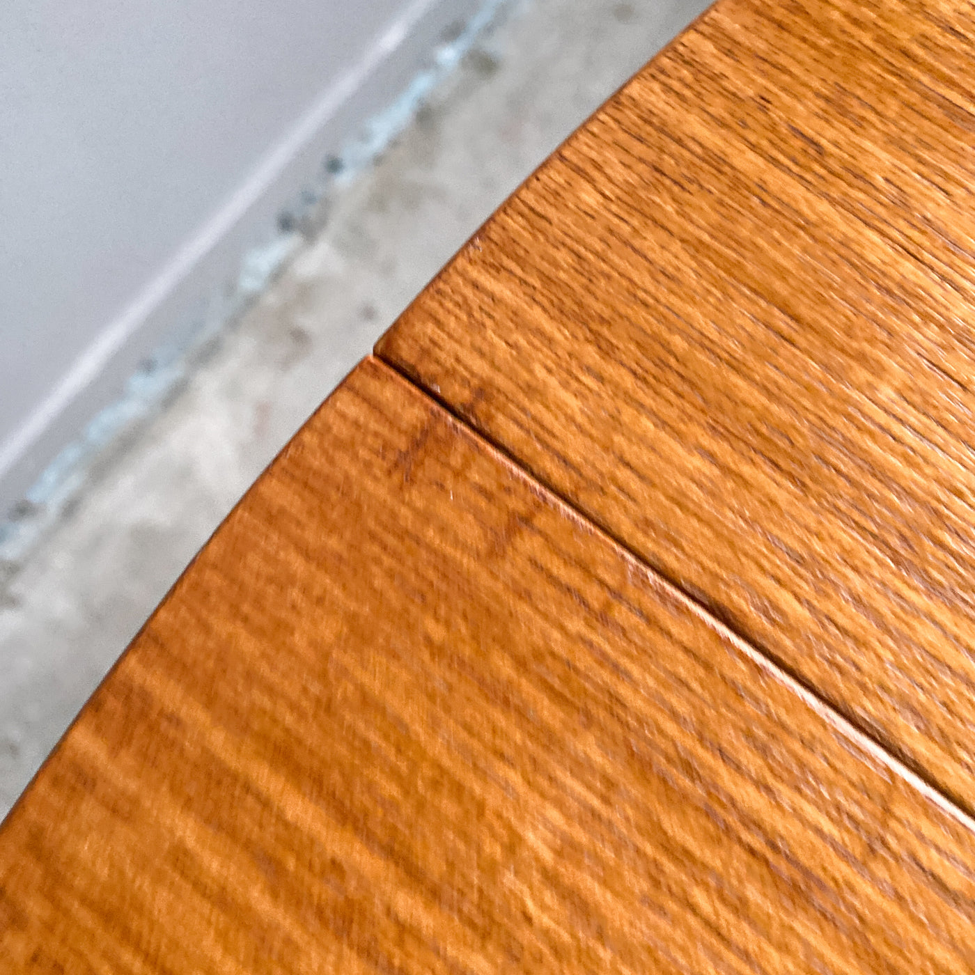 Runt matbord i teak med en iläggsskiva
