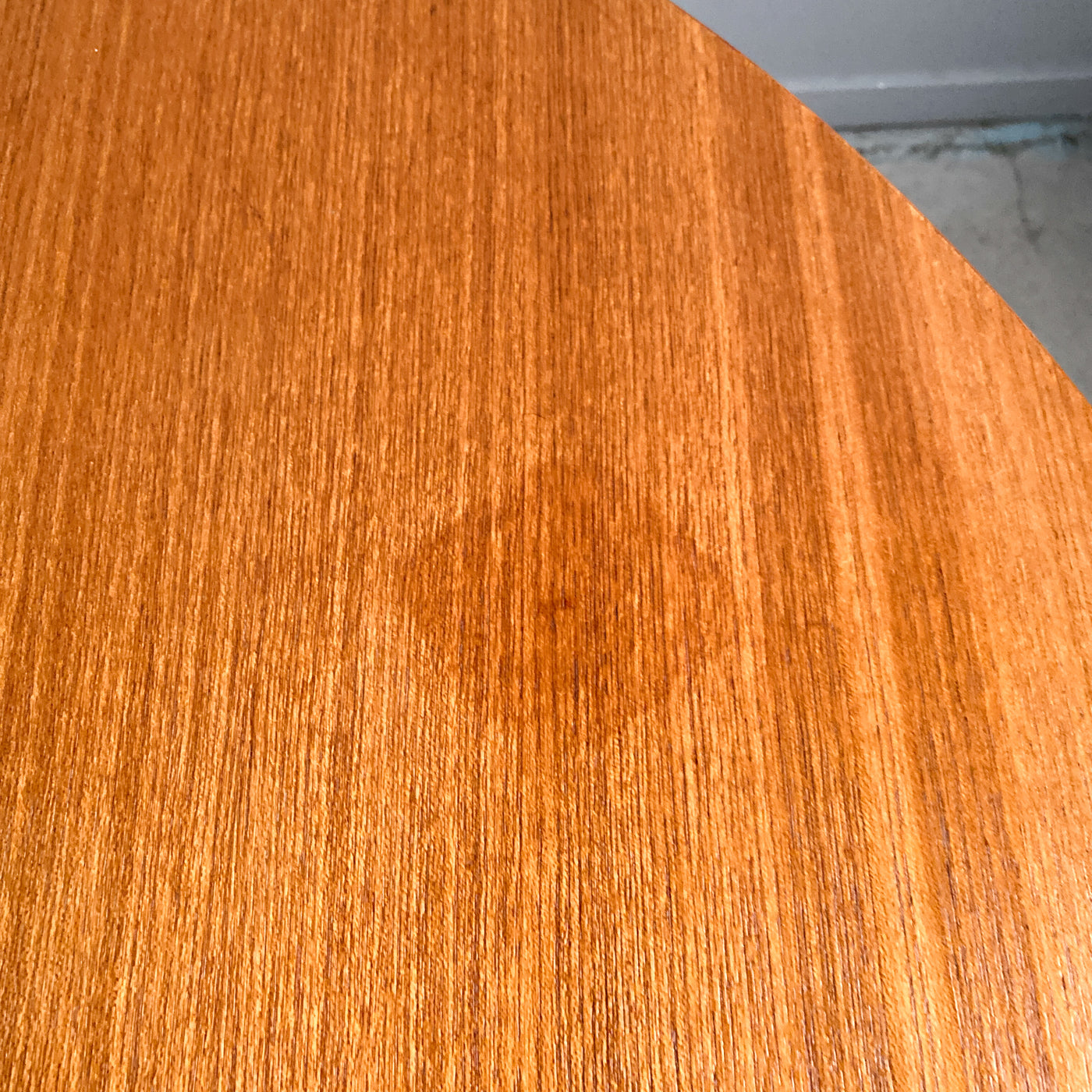 Runt matbord i teak med en iläggsskiva