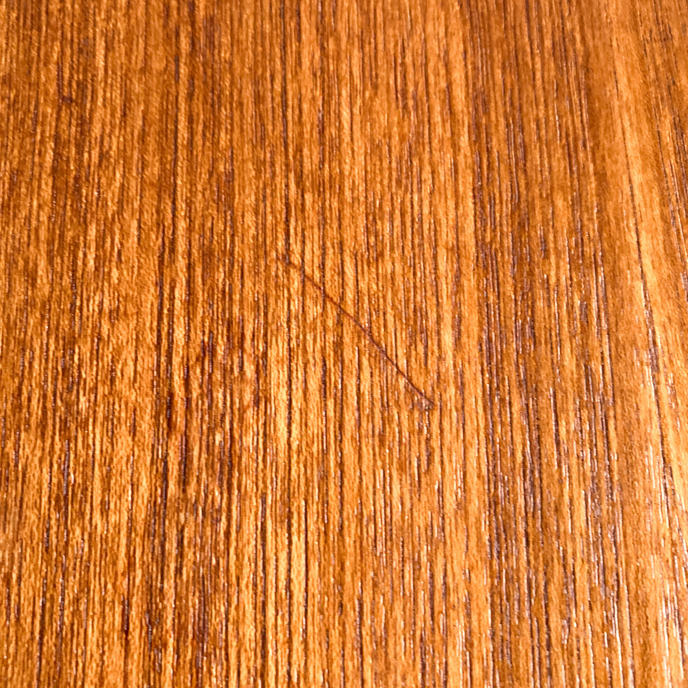Runt matbord i teak med en iläggsskiva