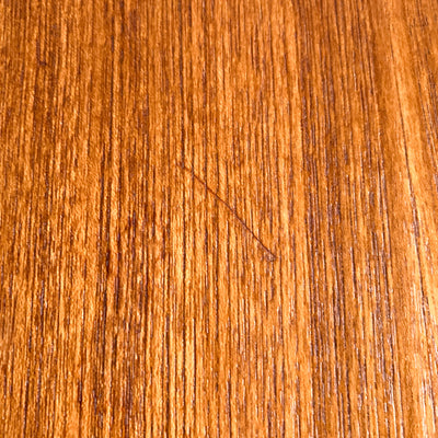 Runt matbord i teak med en iläggsskiva