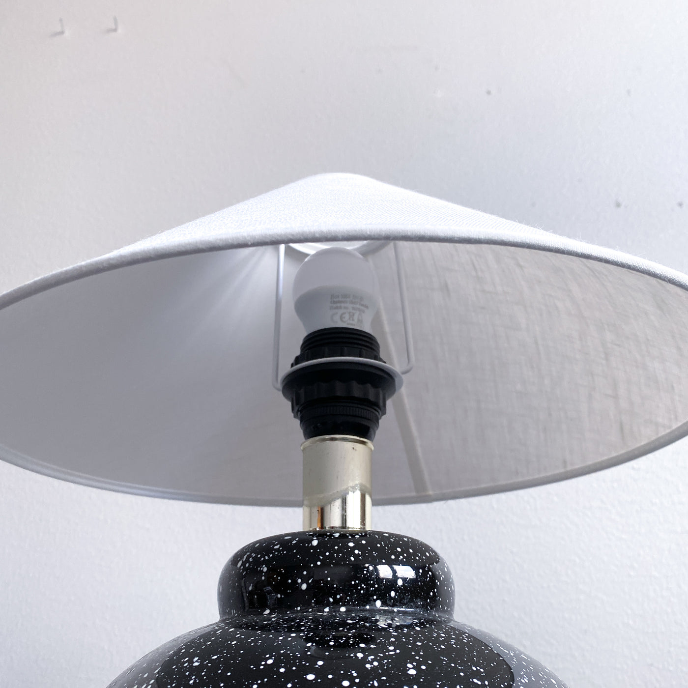 Svart vit bordslampa 80-tal