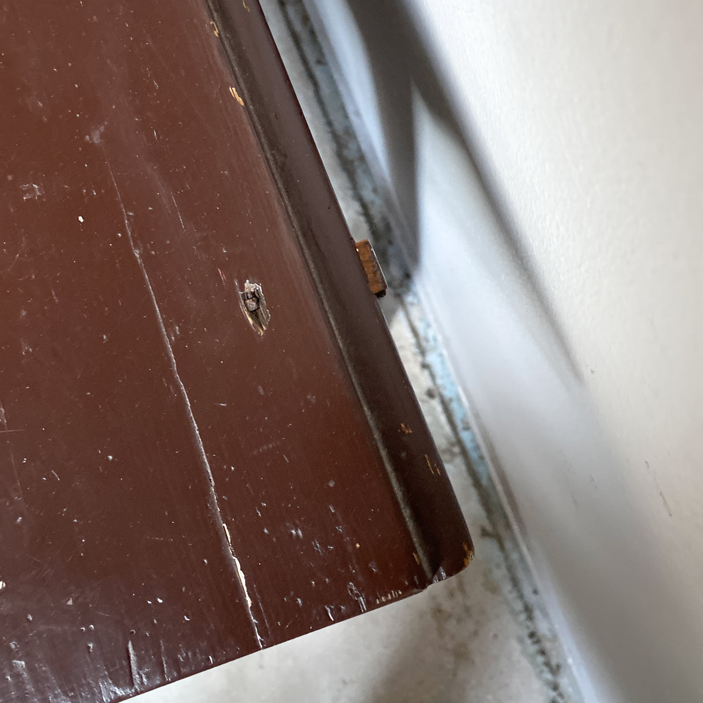 Brunmålat slagbord tidigt 1900-tal
