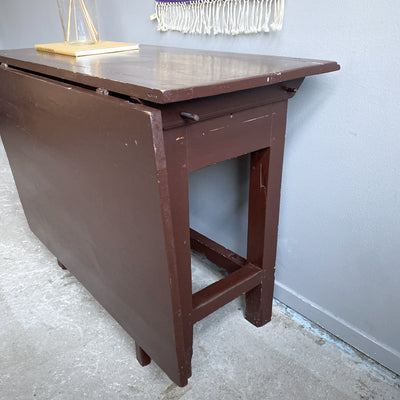 Brunmålat slagbord tidigt 1900-tal