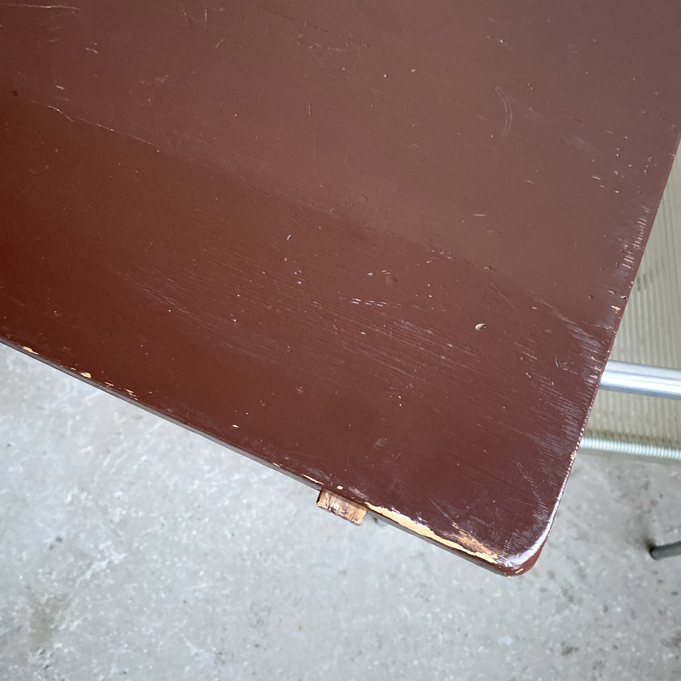 Brunmålat slagbord tidigt 1900-tal