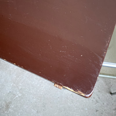 Brunmålat slagbord tidigt 1900-tal