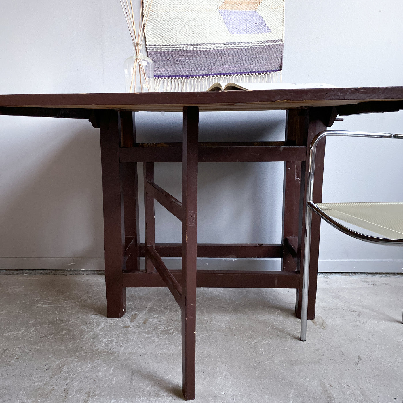 Brunmålat slagbord tidigt 1900-tal