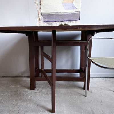 Brunmålat slagbord tidigt 1900-tal