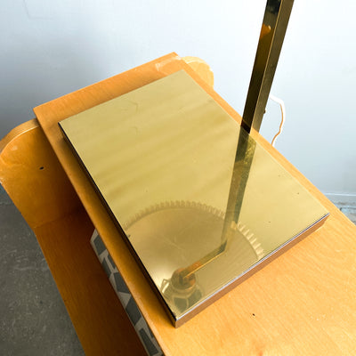 Bordslampa i mässing med plisserad skärm
