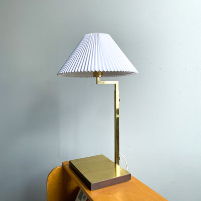 Bordslampa i mässing med plisserad skärm