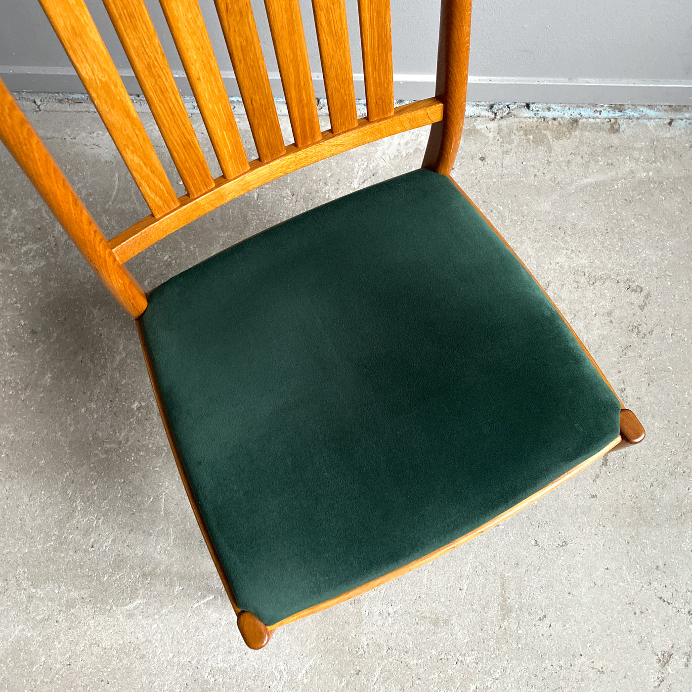 4 stolar i ek med grön sits