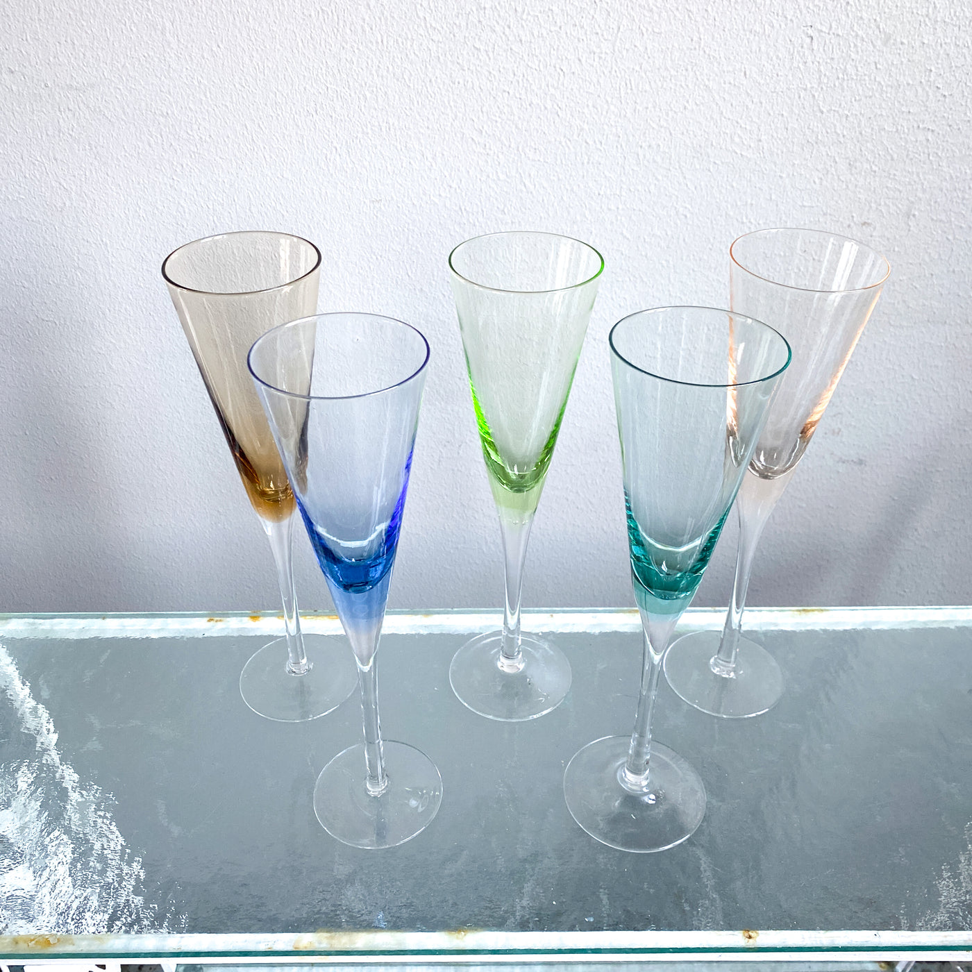 5 st olikfärgade champagneglas