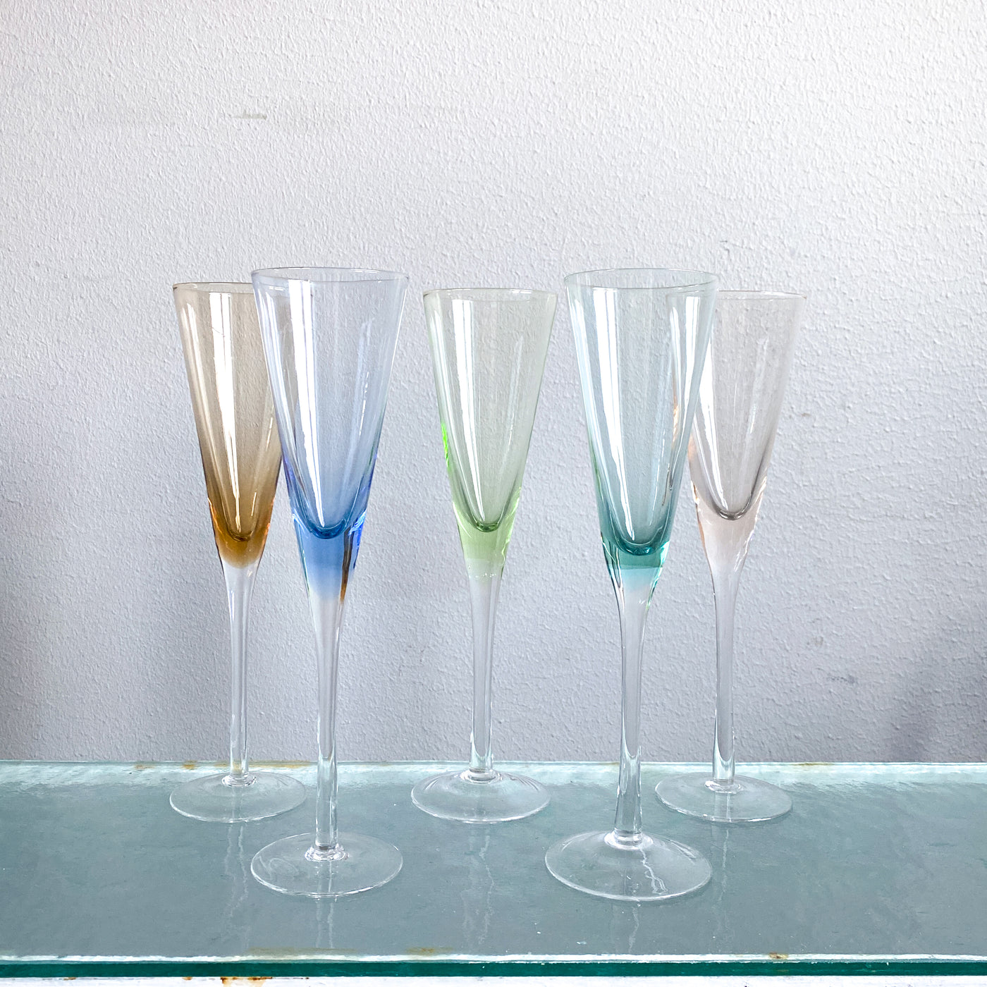 5 st olikfärgade champagneglas