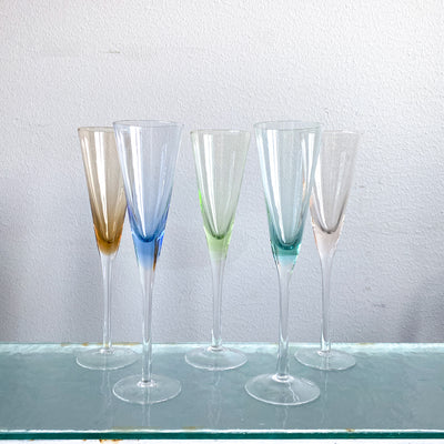 5 st olikfärgade champagneglas