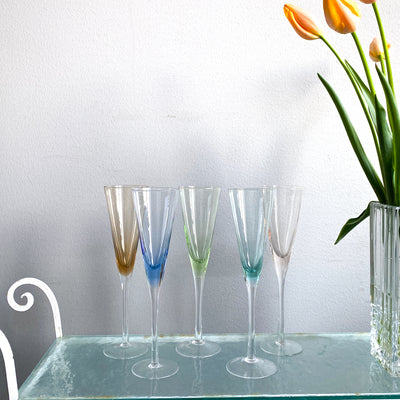 5 st olikfärgade champagneglas