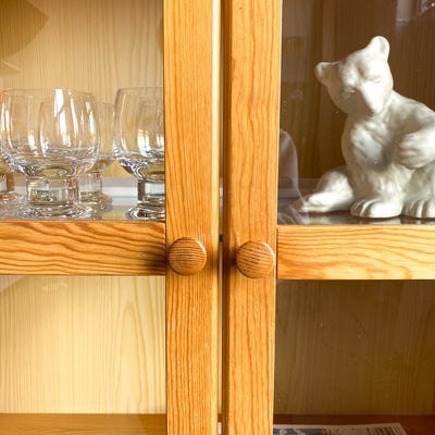 Vitrinskåp i furu och glas